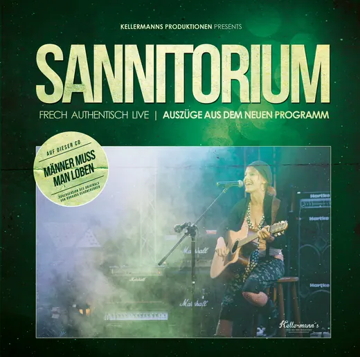 Eine Frau spielt Gitarre und singt auf einer Bühne mit grünem Licht. Oben steht groß „SANNITORIUM“. Links ein Aufkleber mit Musik-Hinweis