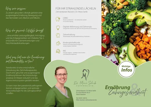 Faltblatt über Ernährungsberatung mit Gemüsebild, grüner Hintergrund, Textabschnitten und einer lächelnden Frau mit Brille und grüner Kleidung unten links