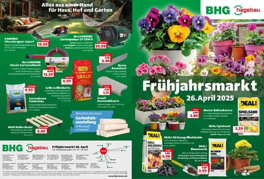 Werbeflyer mit Gartenwerkzeugen, Blumen, Pflanzenerde und Angeboten. Frühlingsmarkt am 26. April, grüne Hintergründe, bunte Primeln und Gartenzubehör