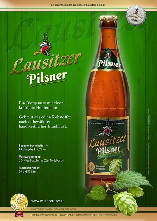 Eine Flasche Lausitzer Pilsner Bier vor grünem Hintergrund, daneben Text mit Produktinformationen und ein Hopfenzapfen unten rechts