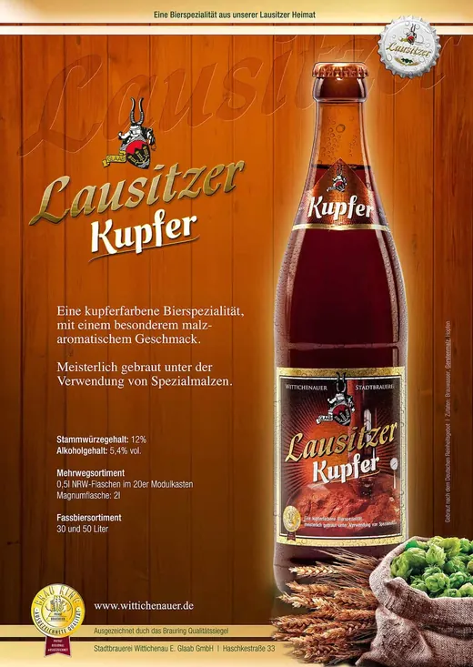 Eine Flasche Lausitzer Kupfer Bier steht vor einem Holzhintergrund, daneben Produktbeschreibung und Zutatenliste in deutscher Sprache