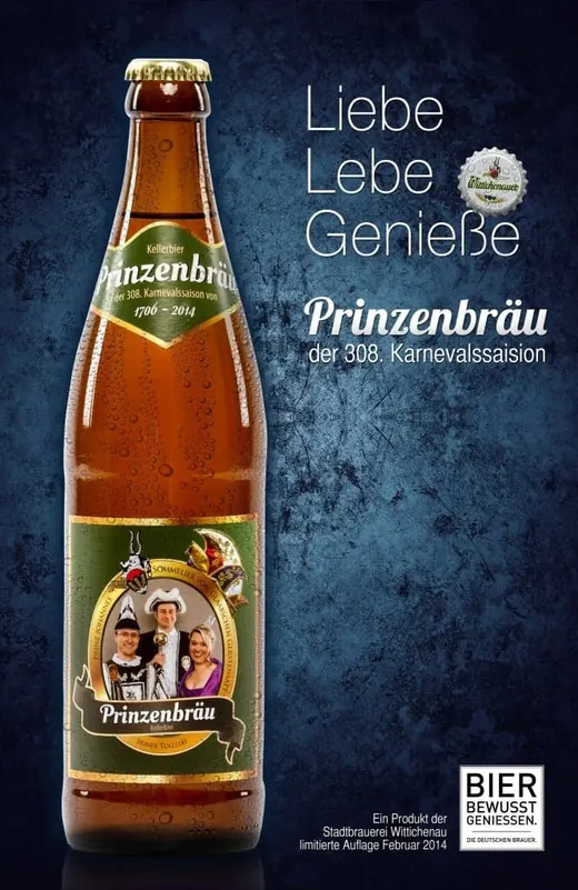Eine Flasche Prinzenbräu Bier vor blauem Hintergrund, mit Etikett und drei Personen. Text: „Lebe Genieße Prinzenbräu der 333. Karnevalsession“