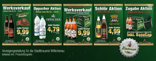 Drei grüne Werbeplakate mit Angeboten für Apollinaris, Wernesgrüner Bier und Schlor Getränke, jeweils mit Flaschenabbildungen und Preisen