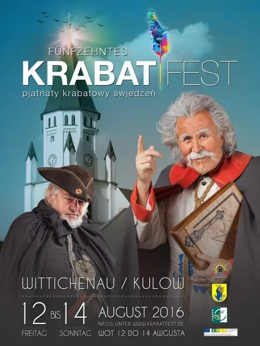 Zwei ältere Männer in historischen Kostümen vor einem Turm, Werbeplakat für das Krabatfest in Wittichenau, ANKERHELD Logo integriert. © Kellermanns