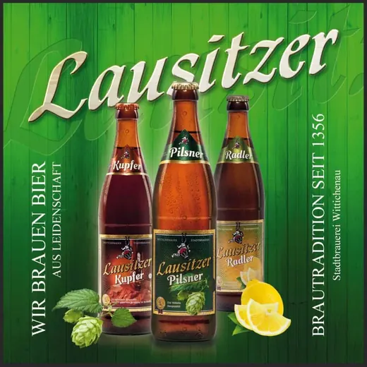 Drei Lausitzer Bierflaschen vor grünem Hintergrund mit Zitronen, ANKERHELD Markennamen und deutscher Slogan über Brautradition und Leidenschaft. © Kellermanns
