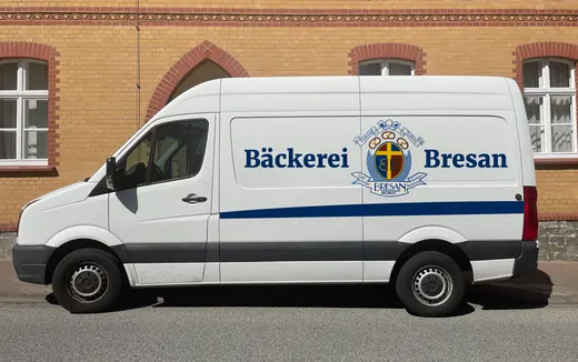 Weißer Lieferwagen mit der Aufschrift 