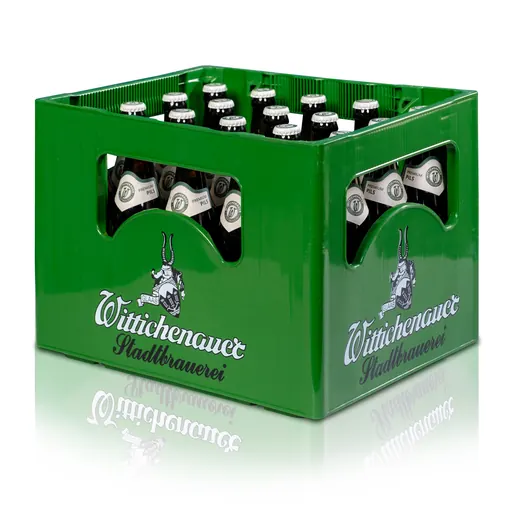 Grüne Getränkekiste mit mehreren Flaschen, Aufschrift "Kümmelschnaps", Flaschenhälse und Logos sichtbar