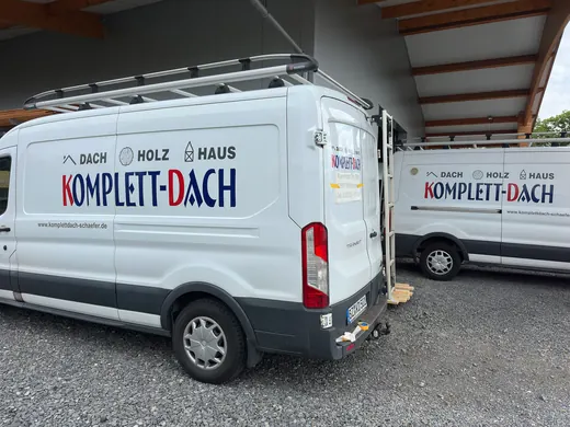 Zwei weiße Handwerkerfahrzeuge mit 
