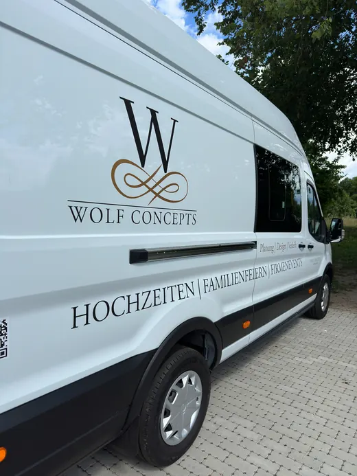 Ein weißer Lieferwagen mit der Aufschrift 