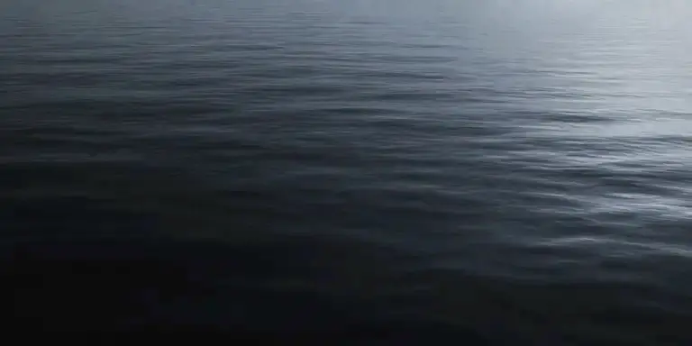 Ruhige, dunkle Wasserflaeche ohne Horizont