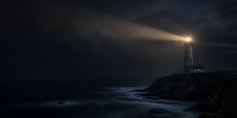 Leuchtturm bei Nacht, Lichtkegel ueber dem Meer