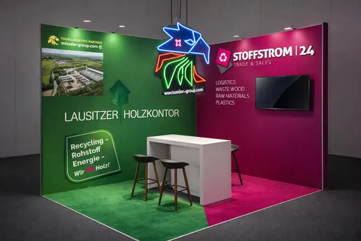 Messeausstellungsstand mit bunten Wänden, weißen Möbeln, Neonbeleuchtung und Informationsplakaten zu Recycling, Rohstoffen und nachhaltiger Energie